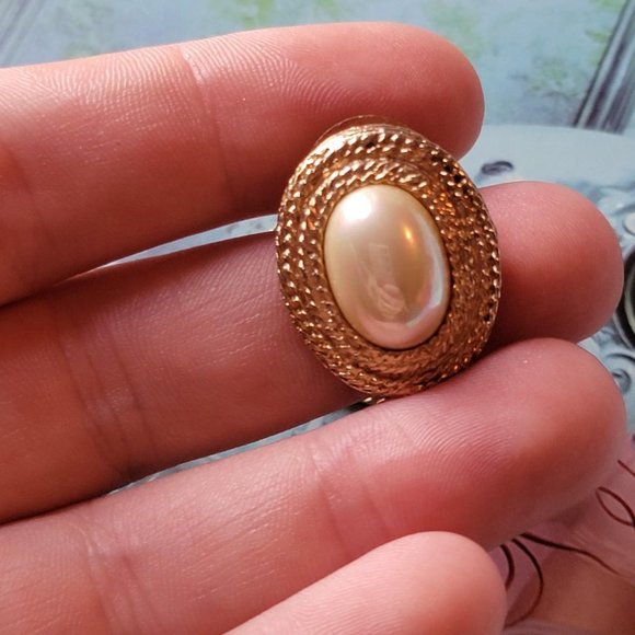 Vintage Faux Pearl And Gold Tone Oval Earrings - Picture 5 of 5
